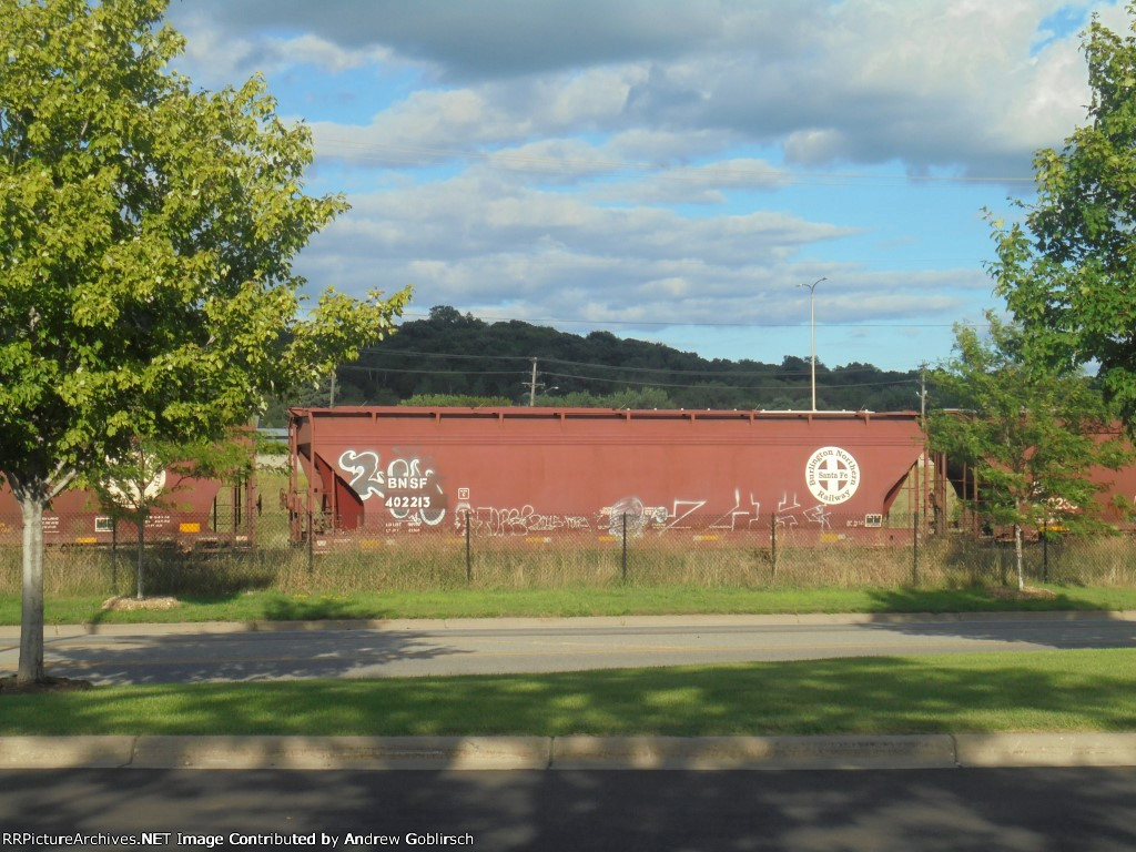 BNSF 402213 rush by